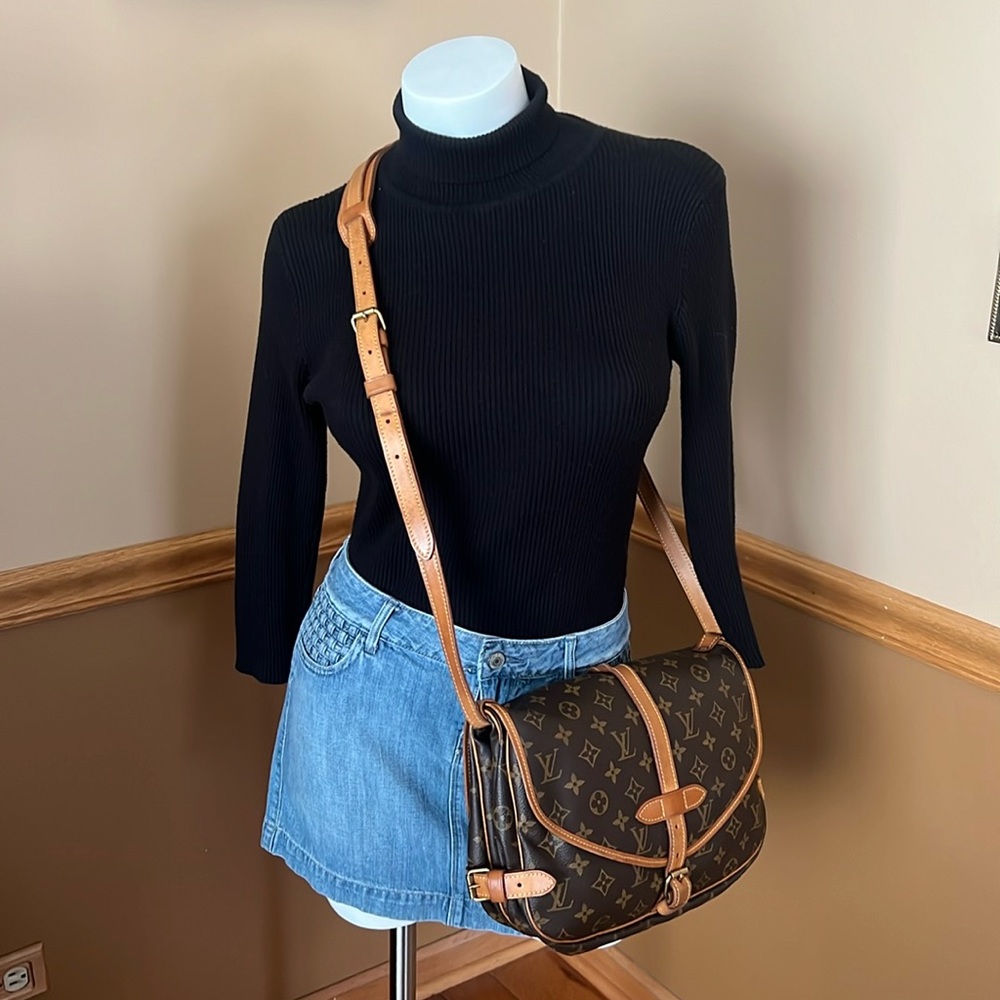 A117- 💯 % authentic Louis Vuitton SAUMUR 30 crossbody bag